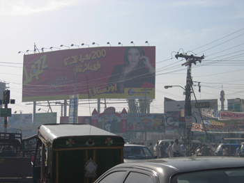 Multan, cartel ilégible por la polución