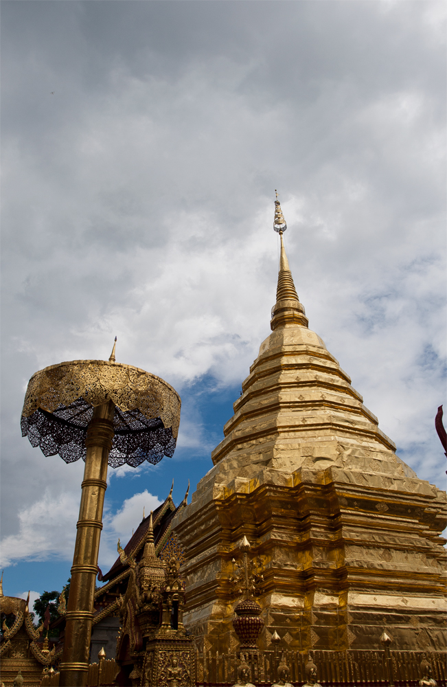 Estupa-dorada-de-un-Wat-de-Chiang-Mai
