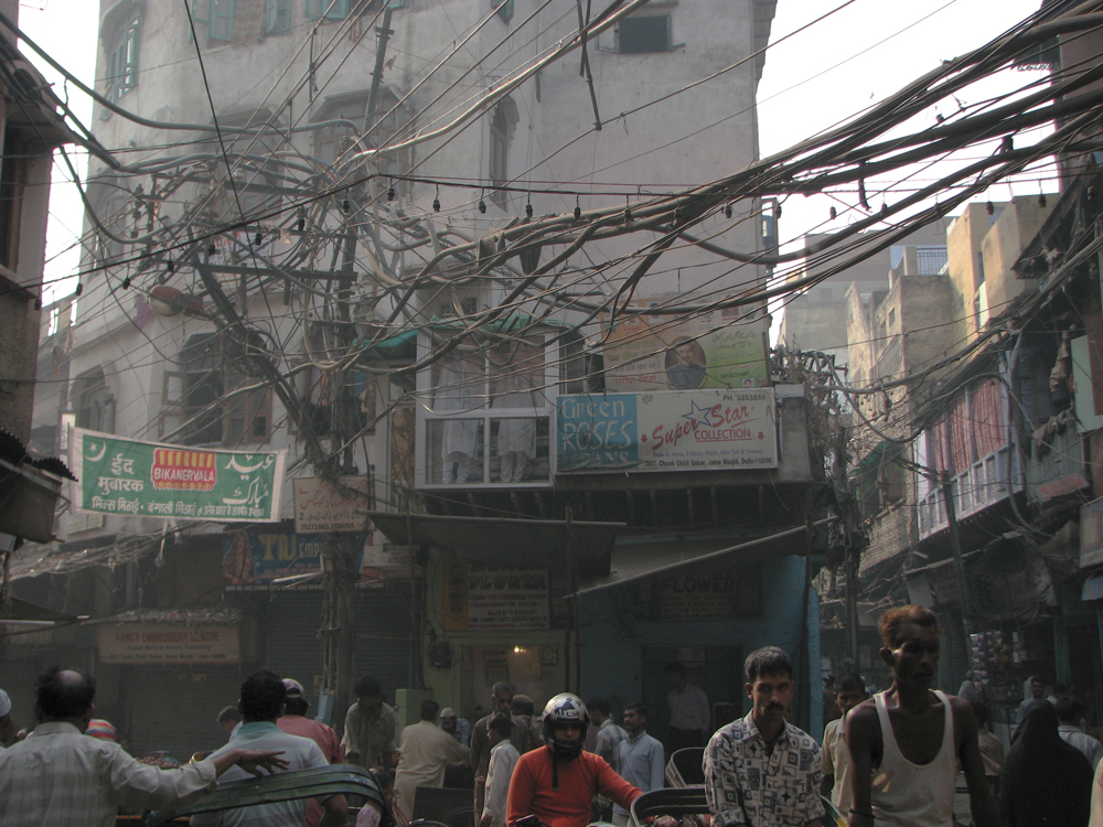 Maraña-de-cables-en-la-vieja-Delhi