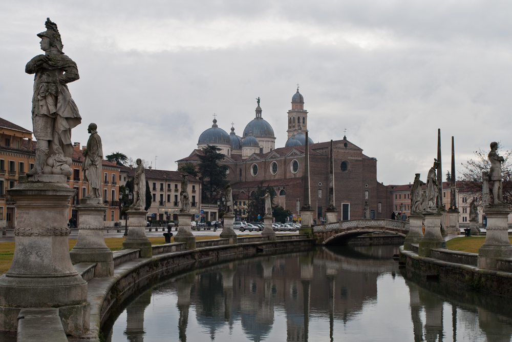 Padua---Estatuas-junto-a-canal