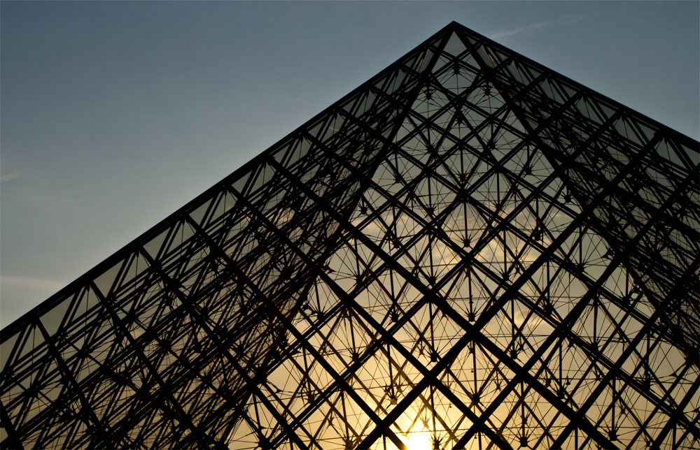 Pirámide-del-Louvre