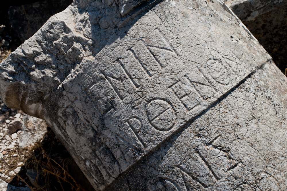 Inscripción-en-columna-en-Termessos
