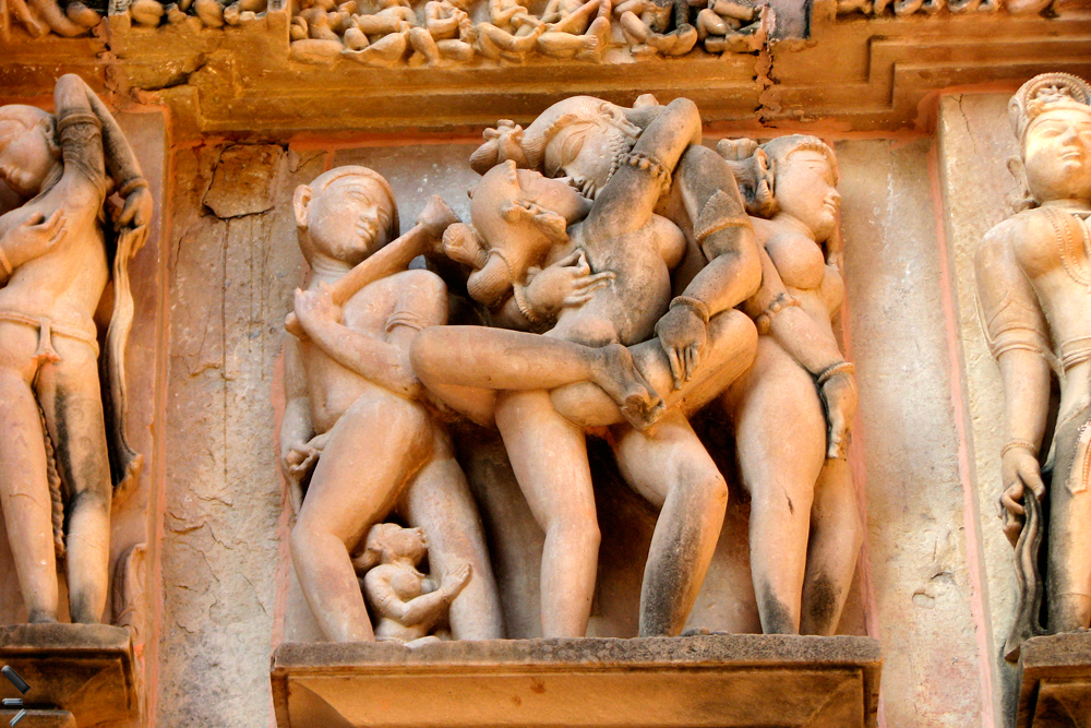 Conjunto-monumental-de-Khajuraho-en-India-(detalle-de-relieve-erótico)