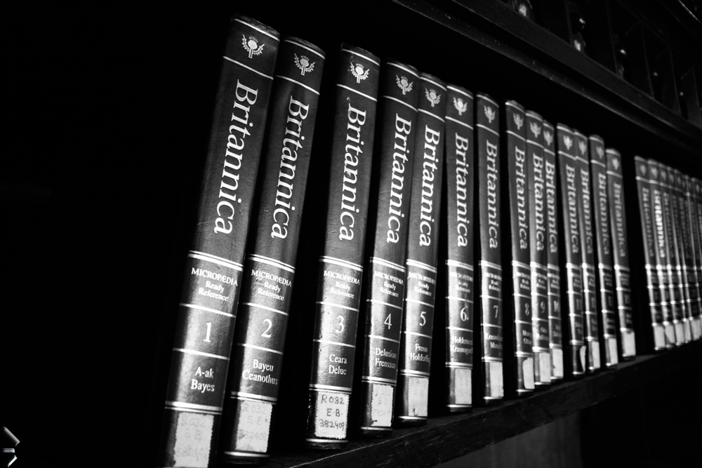 Enciclopedia-británica-en-la-Biblioteca-de-la-Universidad-de-Bombay