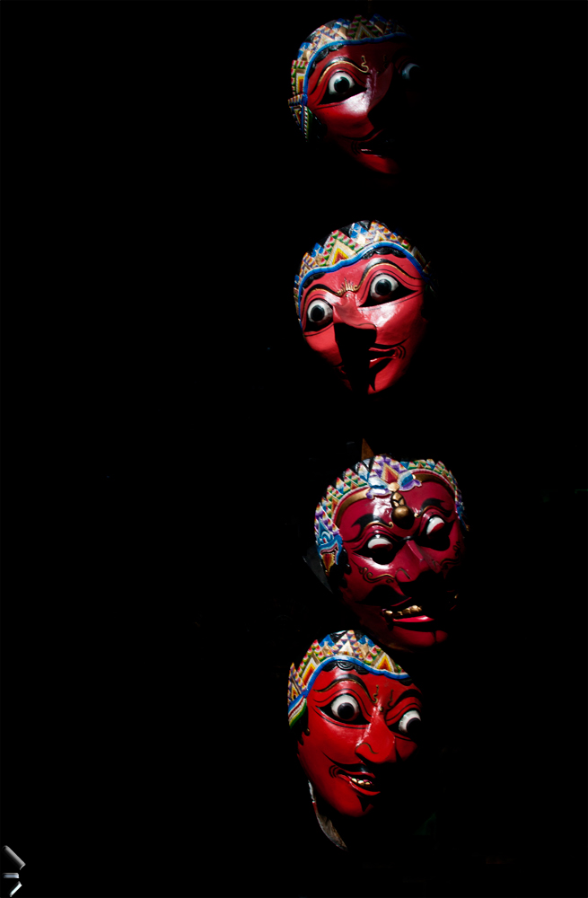 Mascaras-en-un-bazar-de-Indonesia