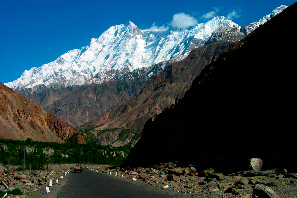 Monte-Rakaposhi-desde-la-autopista-del-Karakorum-en-Pakistán