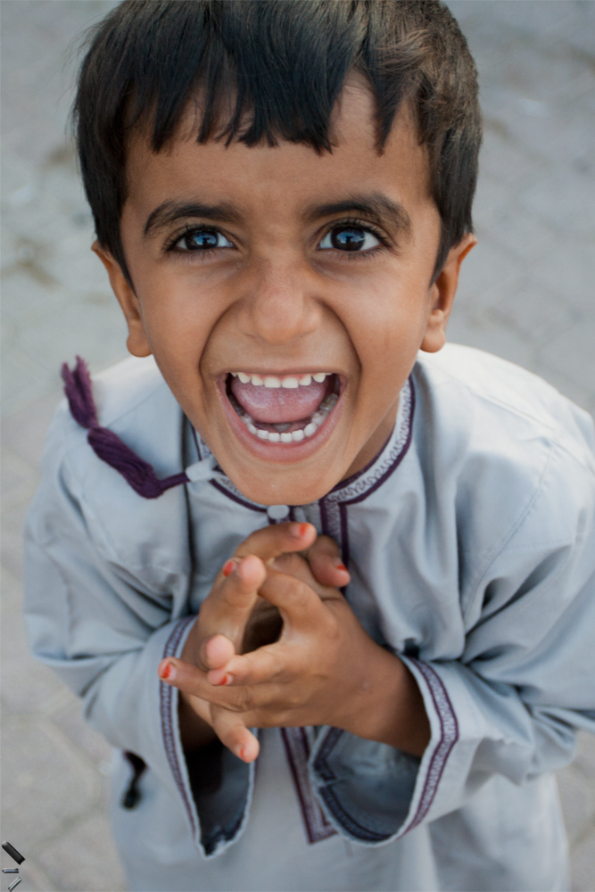 Niño-entusiasmado-con-nosotros-en-Oman