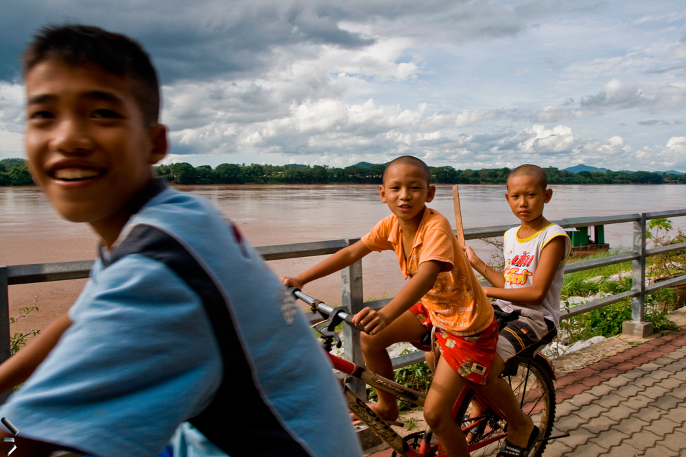 Niños-en-bicicleta-en-el-río-Mekong