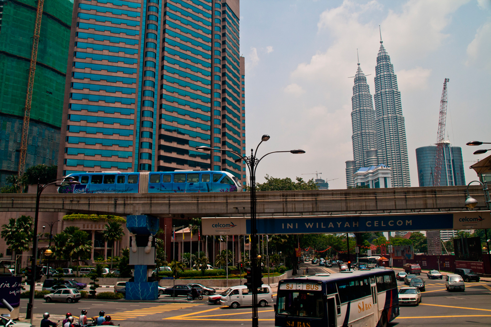 Tranvía-y-Petronas-en-Kuala-Lumpur